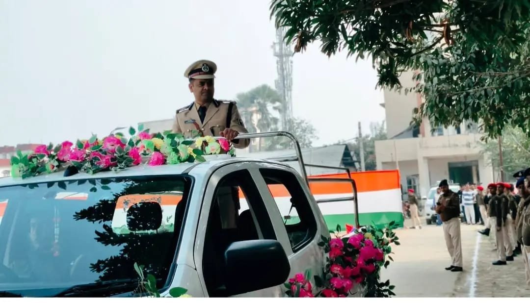 77वें गणतंत्र दिवस पर दरभंगा पुलिस केंद्र में वरीय पुलिस अधीक्षक ने किया ध्वजारोहण और तिरंगे को सलामी